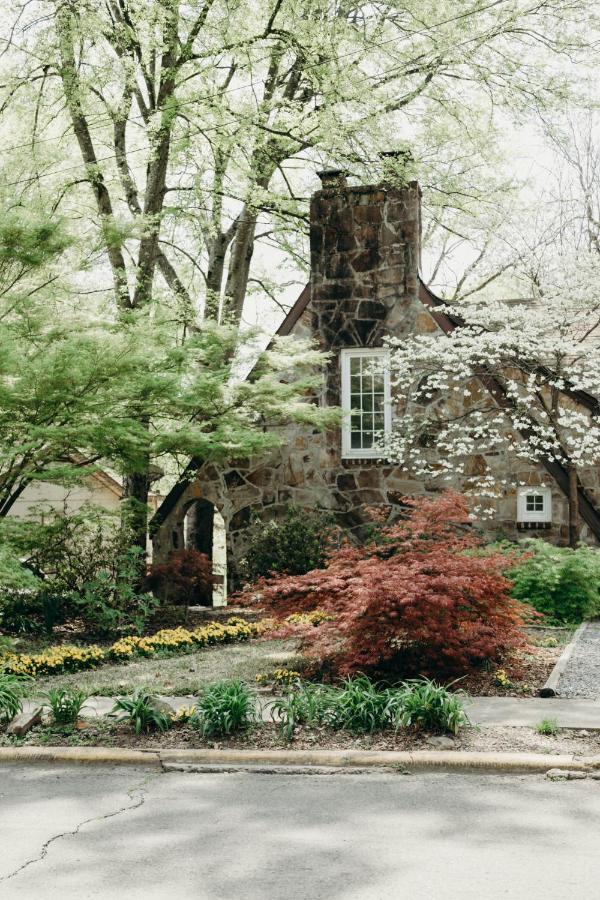 The Woodlawn Tudor Hot Springs Exteriör bild