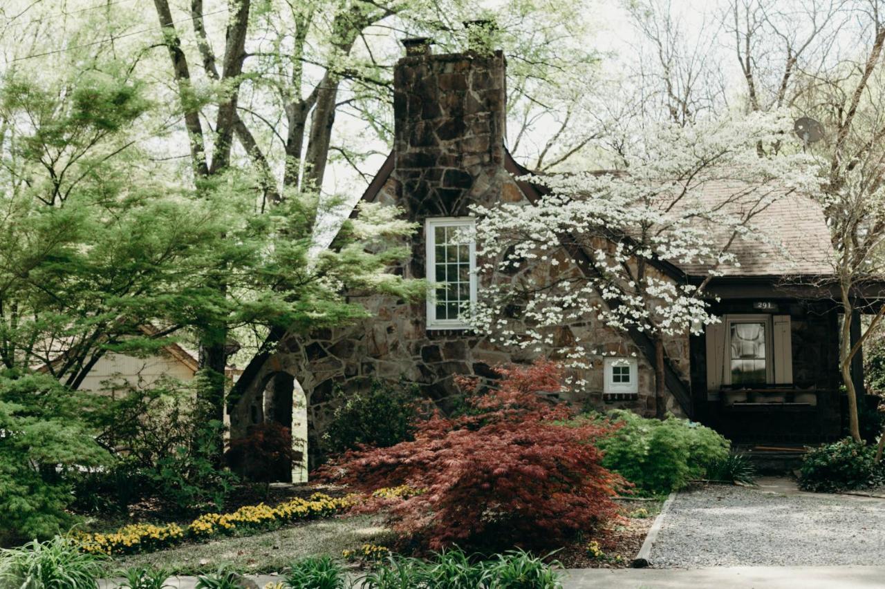 The Woodlawn Tudor Hot Springs Exteriör bild
